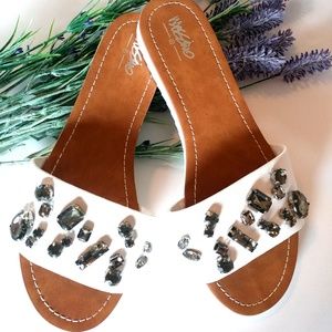 Mossimo Supply Co. Shoes - Mossimo White Sandals with Rhinestones Size 8.5 Mossimo Supply Co. Shoes - Mossimo White Sandals with Rhinestones Size 8.5